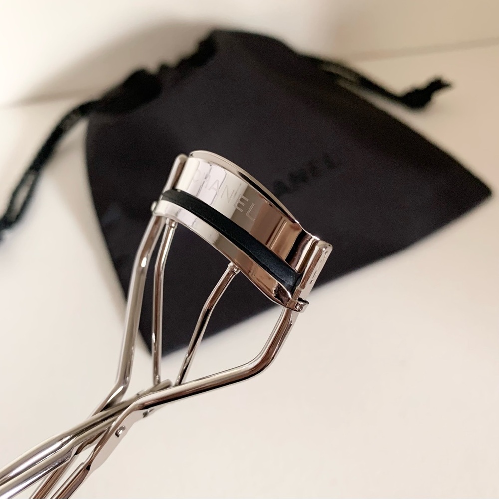 Hold NWOT Chanel eyelash curler with drawstring dust pouch - Picture 3 of 16